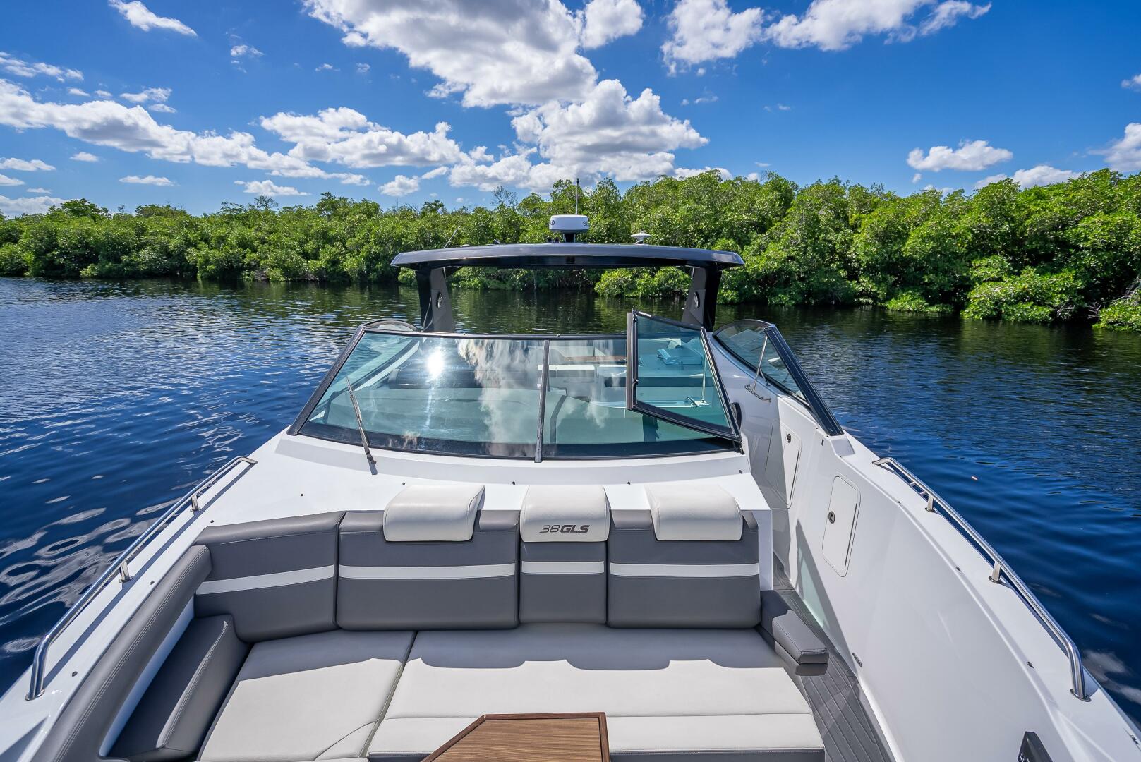 2022 Cruisers Yachts GLS OB - Image 7