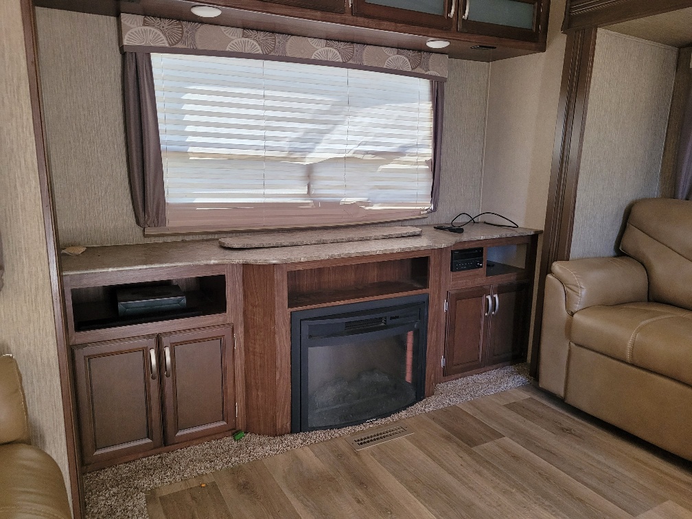 2016 Dutchmen Denali 287 RE - Image 8