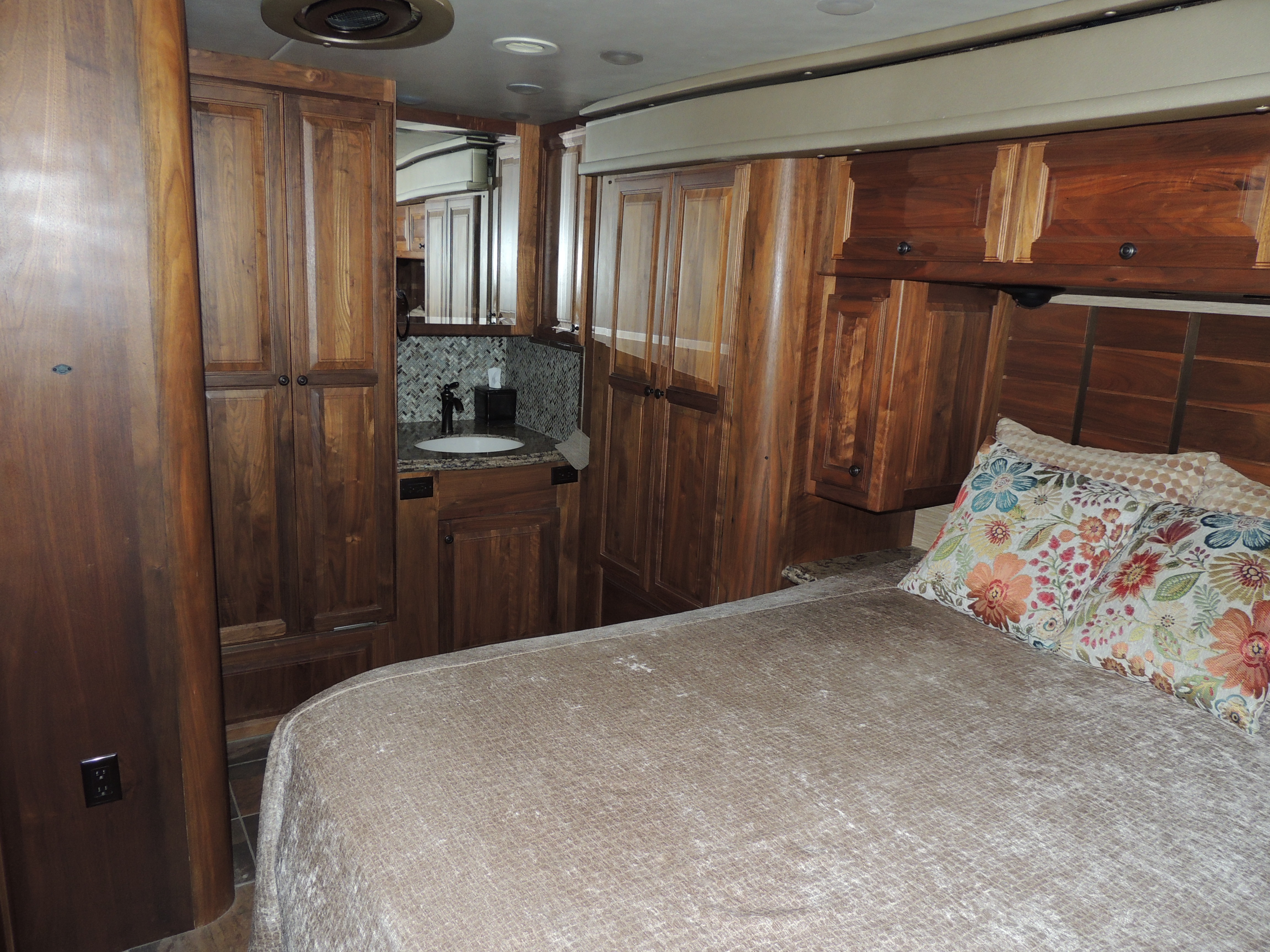 2012 Foretravel IH 45 - exterior 20