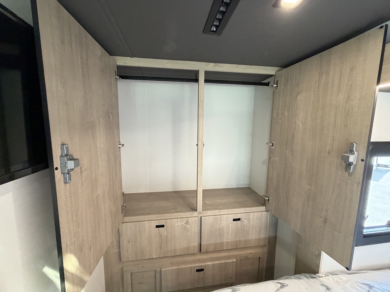 2027 Grand Design Lineage Series M 25FW - Image 24