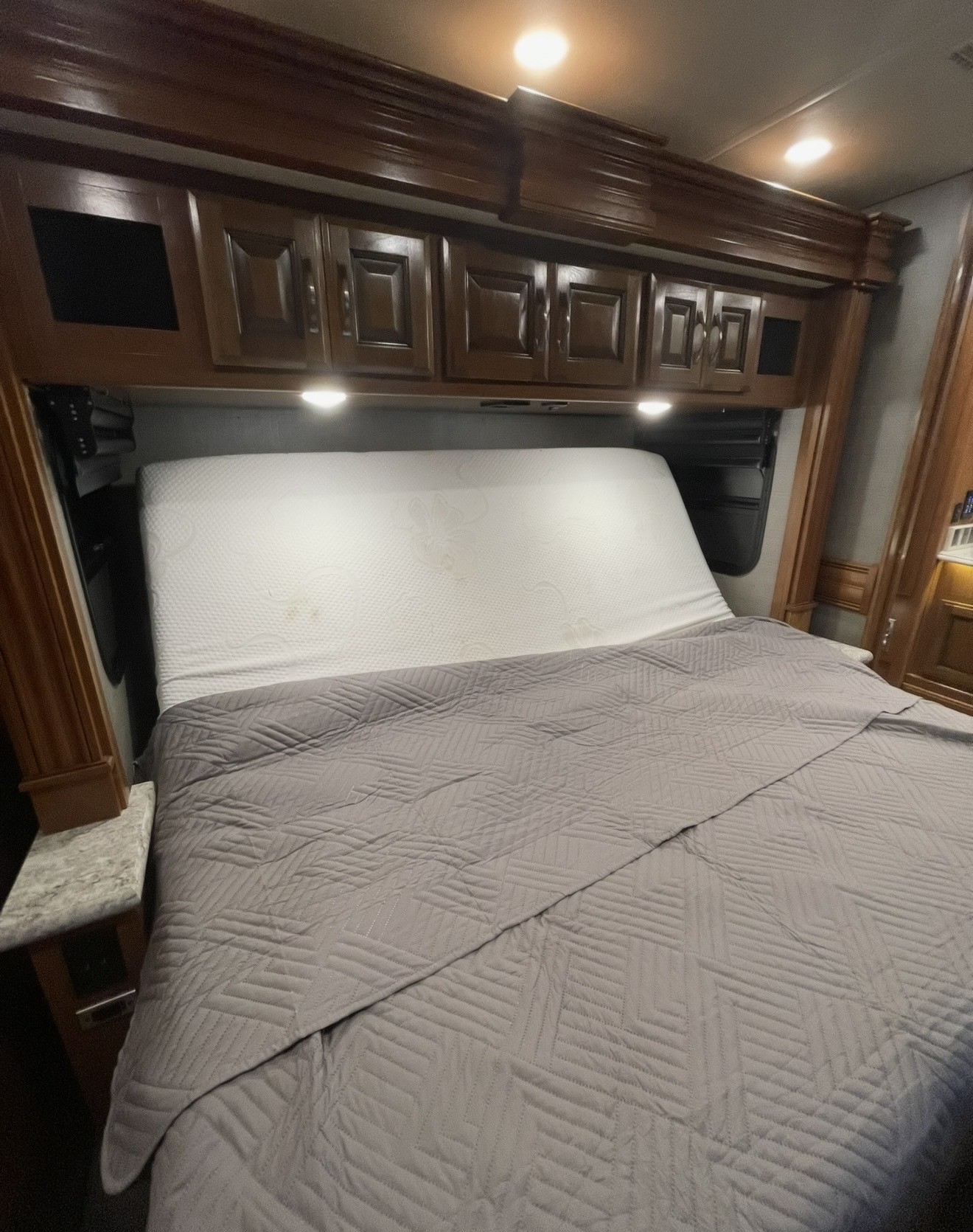 2018 Fleetwood DISCOVERY 38N - Image 24