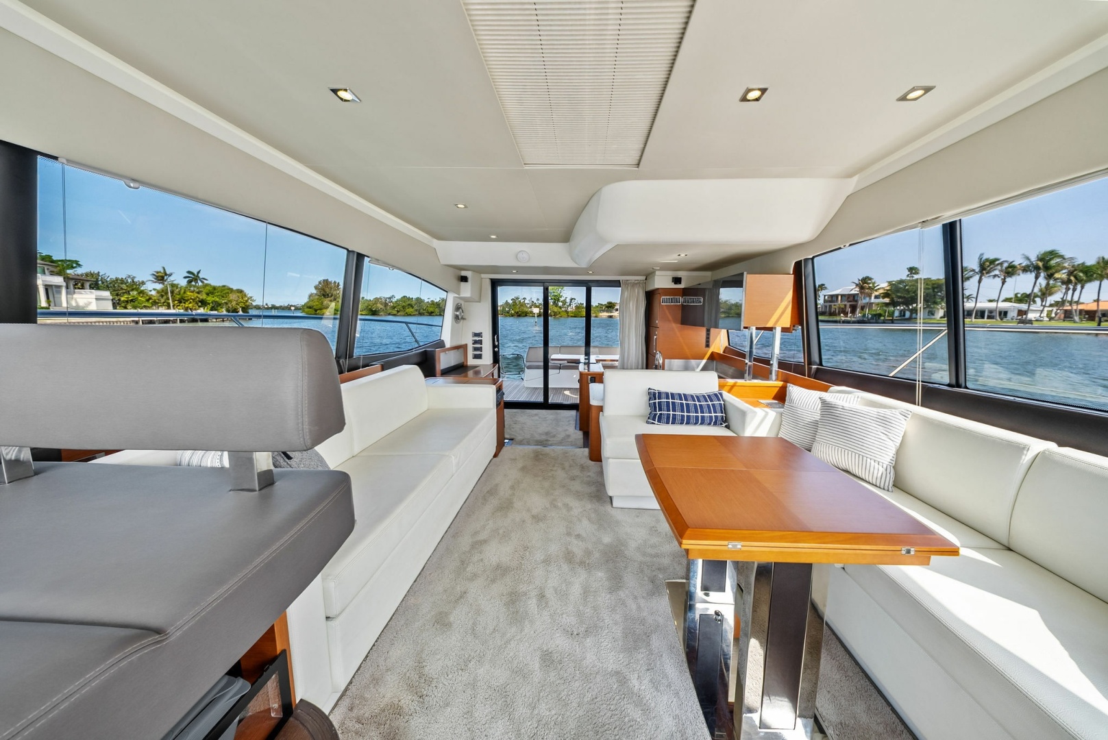 2015 Prestige 550 Base - Image 2