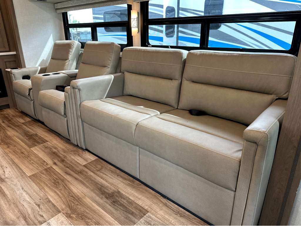 2027 THOR MOTOR COACH HURRICANE 36H - Image 8