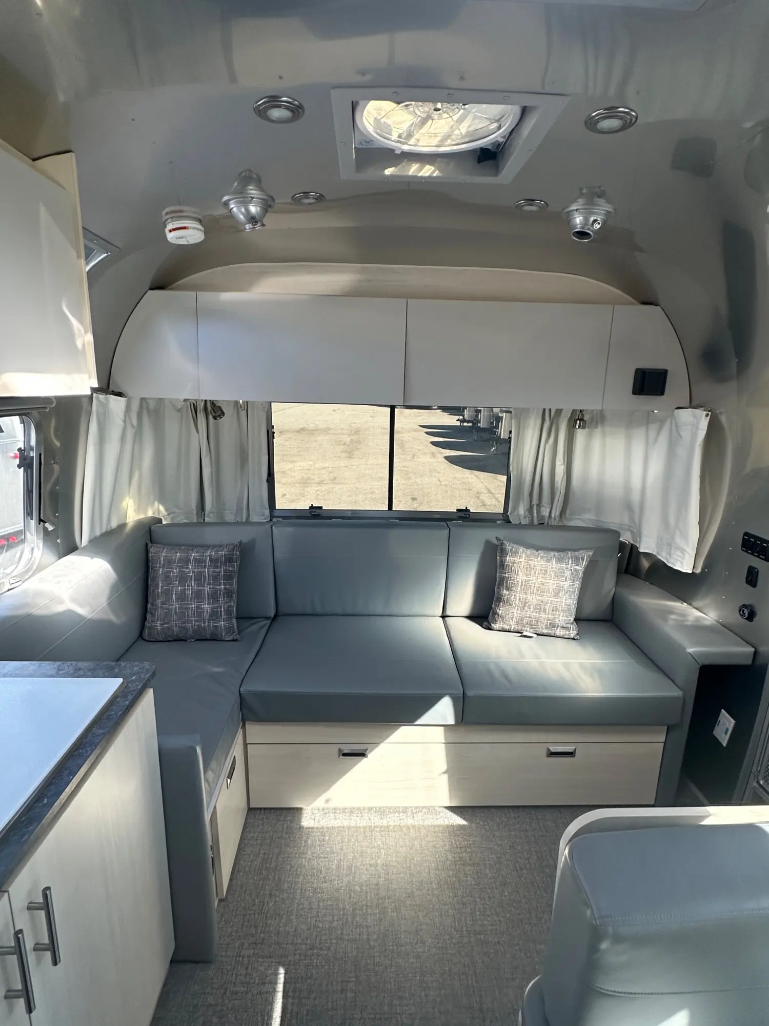 2023 Airstream Flying Cloud 28RBT - Image 5