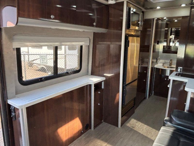 2019 Airstream Atlas Murphy Suite - Image 12