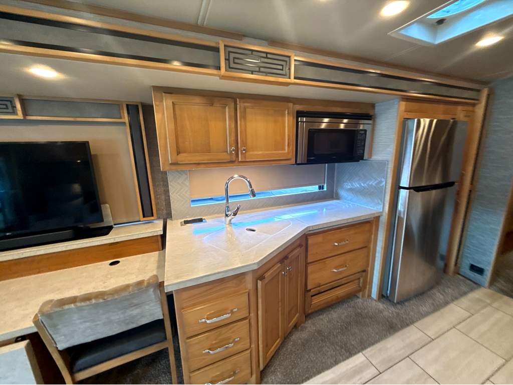 2021 TIFFIN ALLEGRO RED 33 AA - Image 19