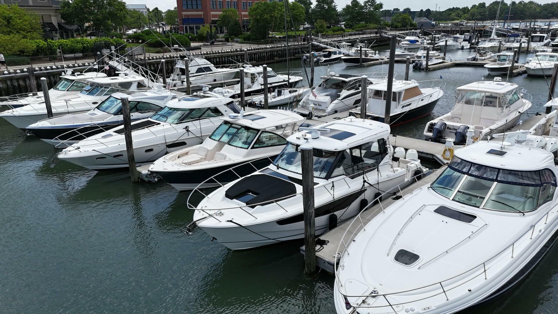 2021 Boston Whaler 405 Conquest - Image 20