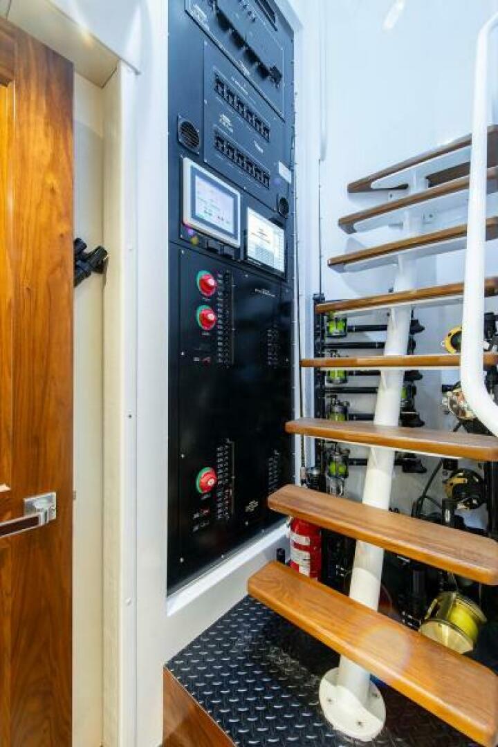 2018 Viking Enclosed Flybridge - Image 74
