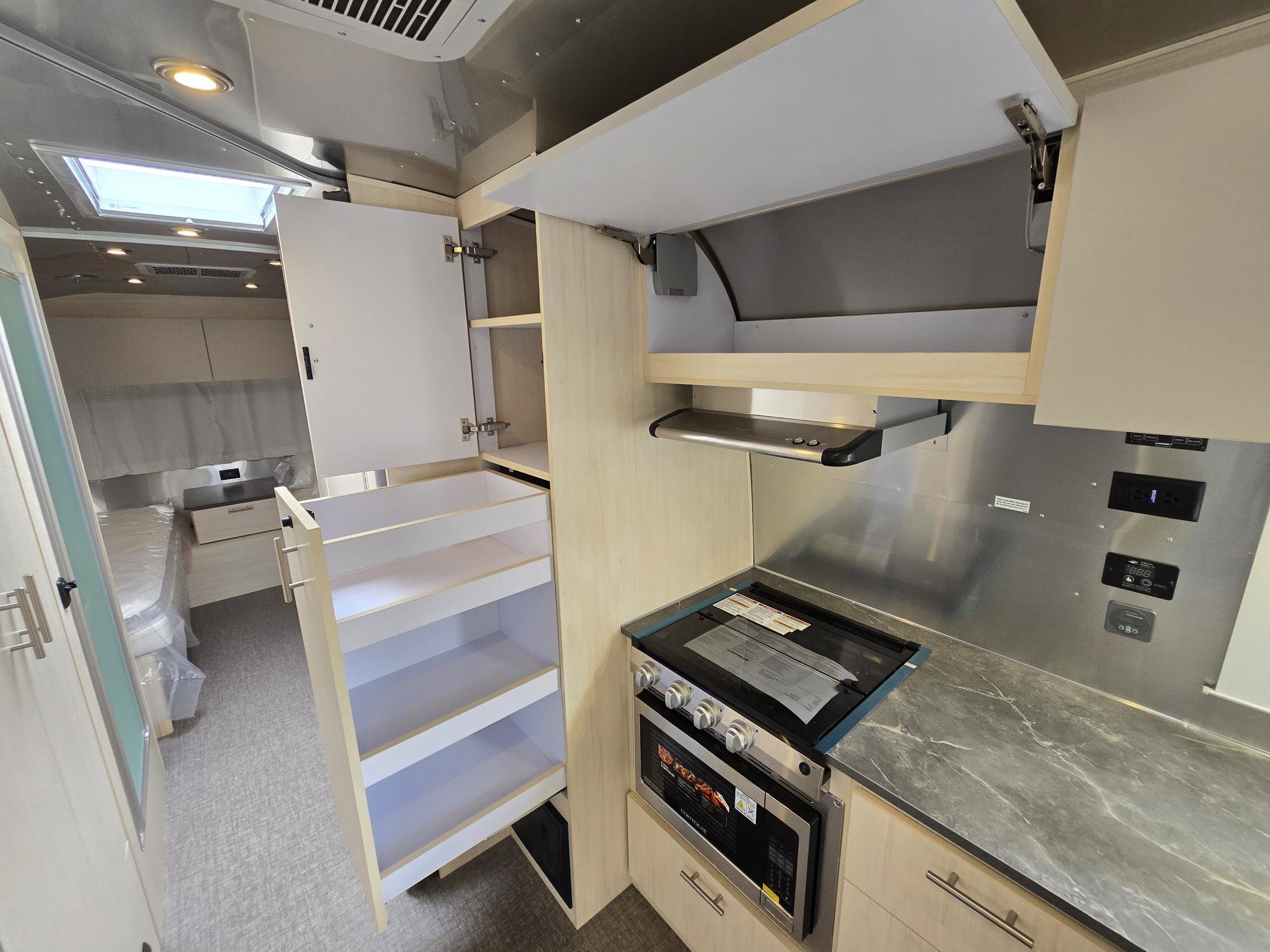 2026 AIRSTREAM FLYING CLOUD 27FBT - Image 15
