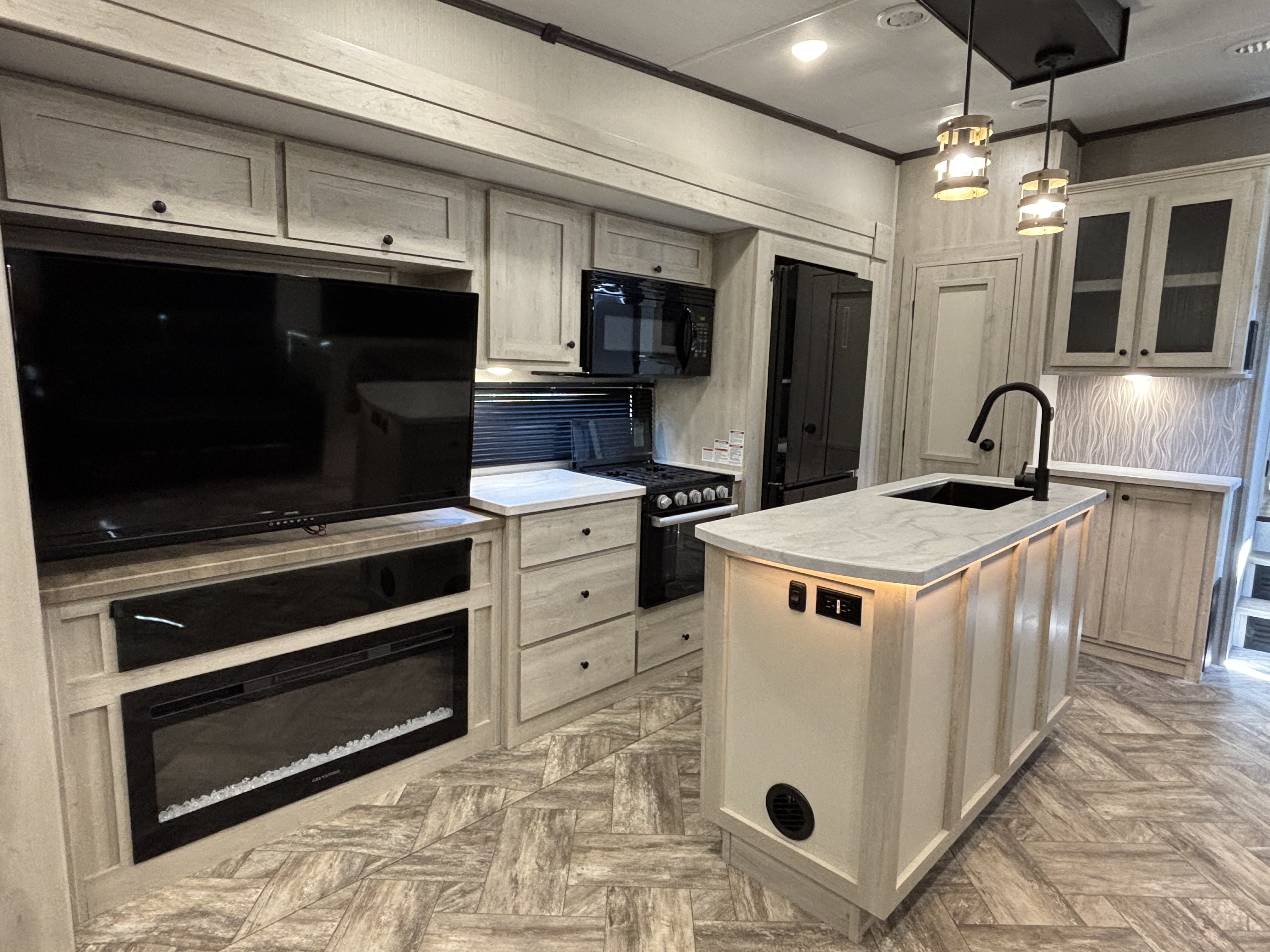 2023 Forest River Wildcat 290RLW - Image 12