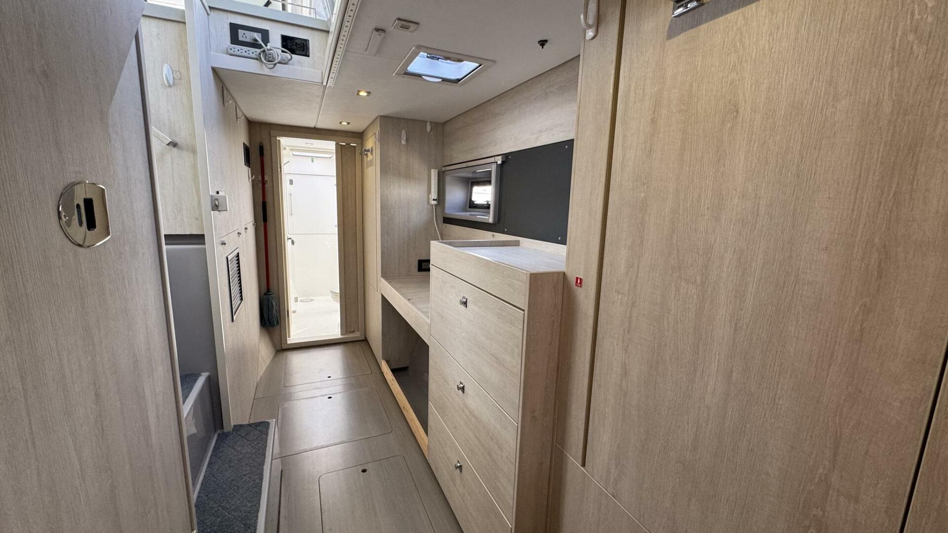 2018 Leopard 43 Powercat - Image 42