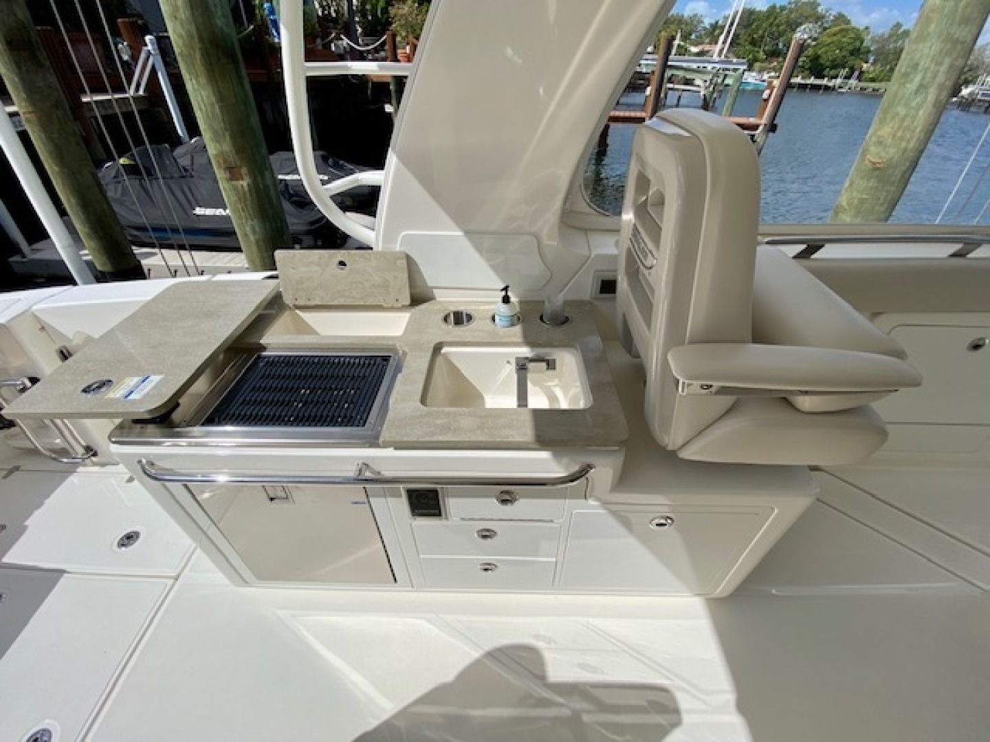 2020 Boston Whaler 380 Realm - Image 15