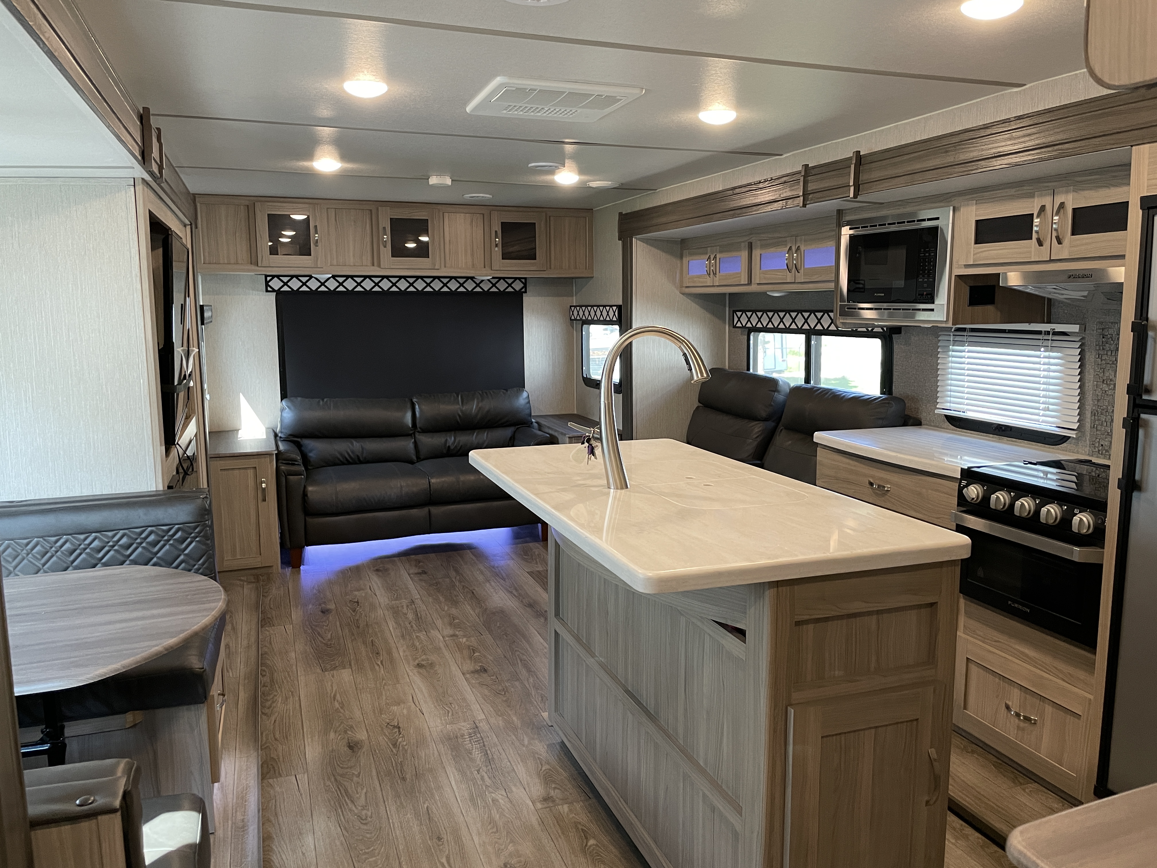 2021 Coachmen Freedom Express Liberty Edition 324RLDSLE - Image 8