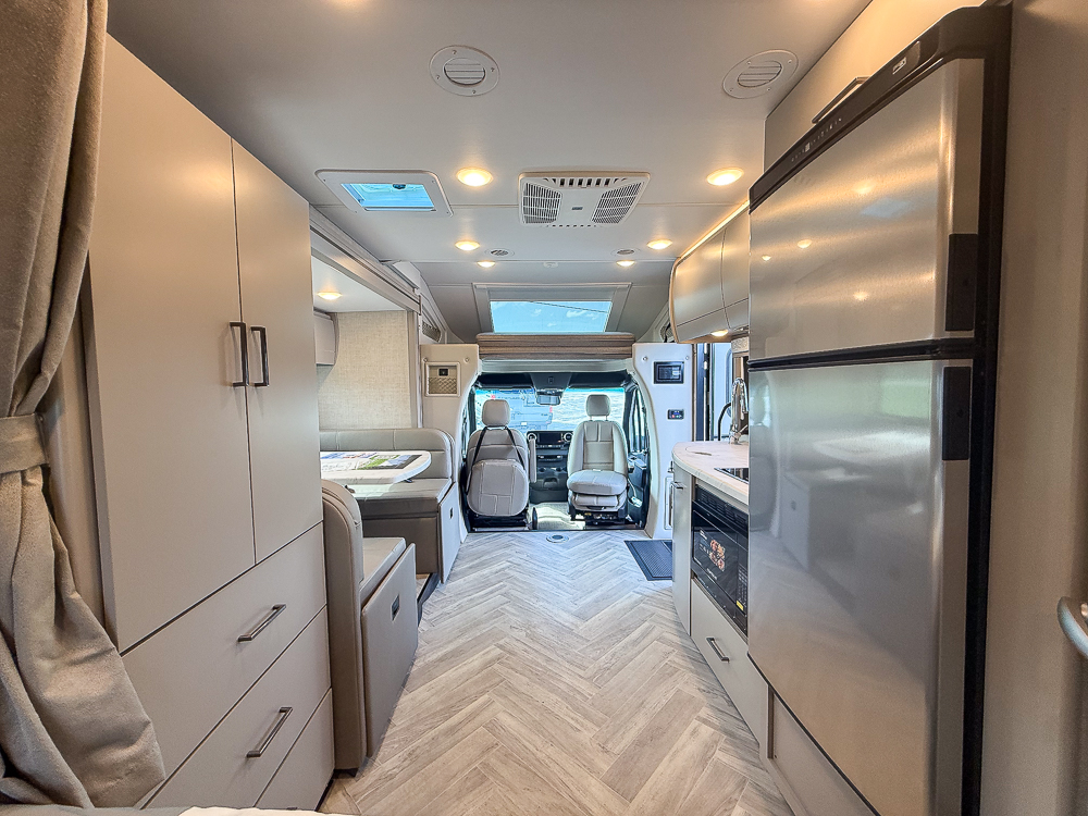 2025 THOR MOTORCOACH 24TT - Image 60