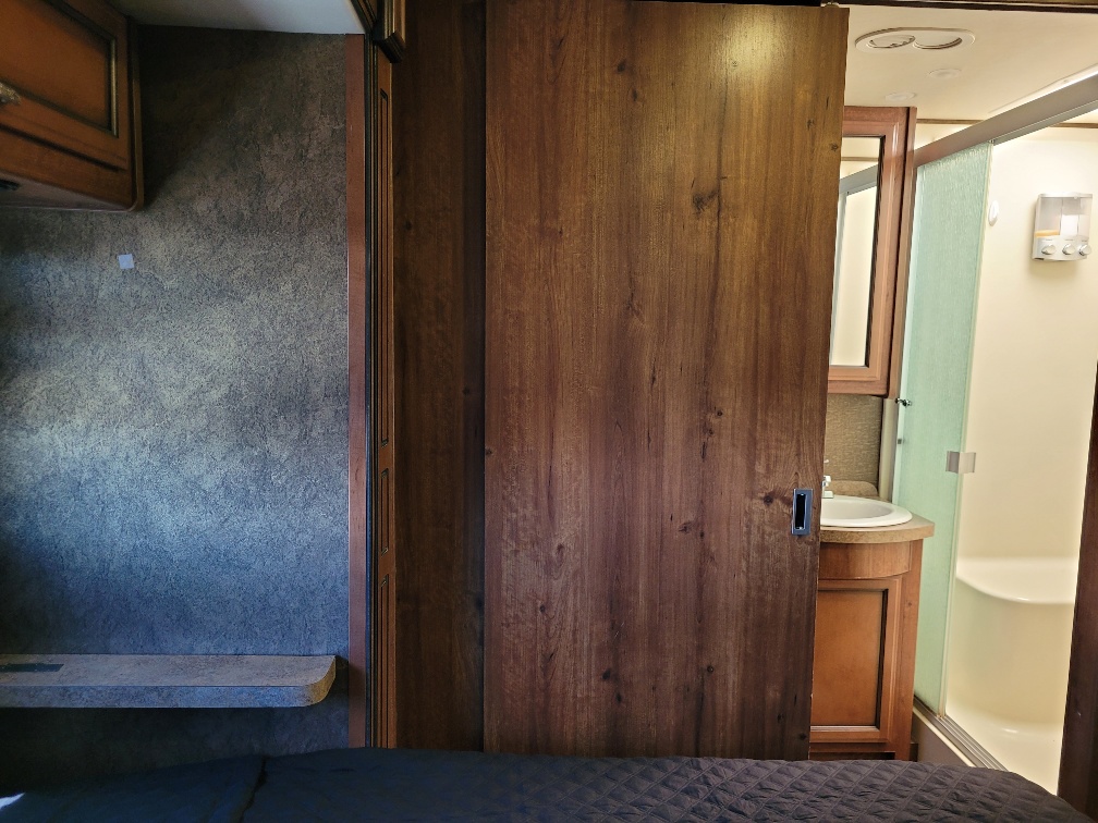 2014 Fleetwood Bounder 36E - Image 16