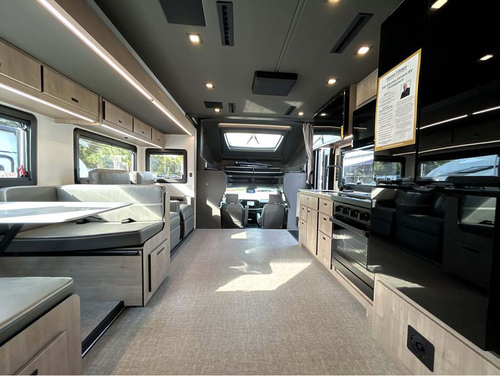 2026 GRAND DESIGN LINEAGE SERIES F 31ZW - Image 25