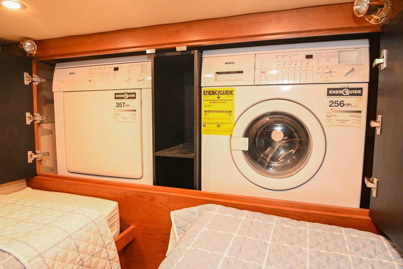 2002 Cruisers Yachts 5000 Sedan Sport - Image 57