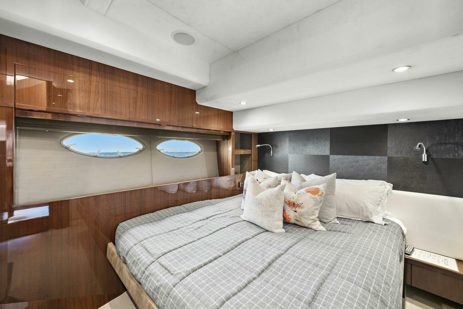 2015 Princess 72 Motoryacht - Image 27