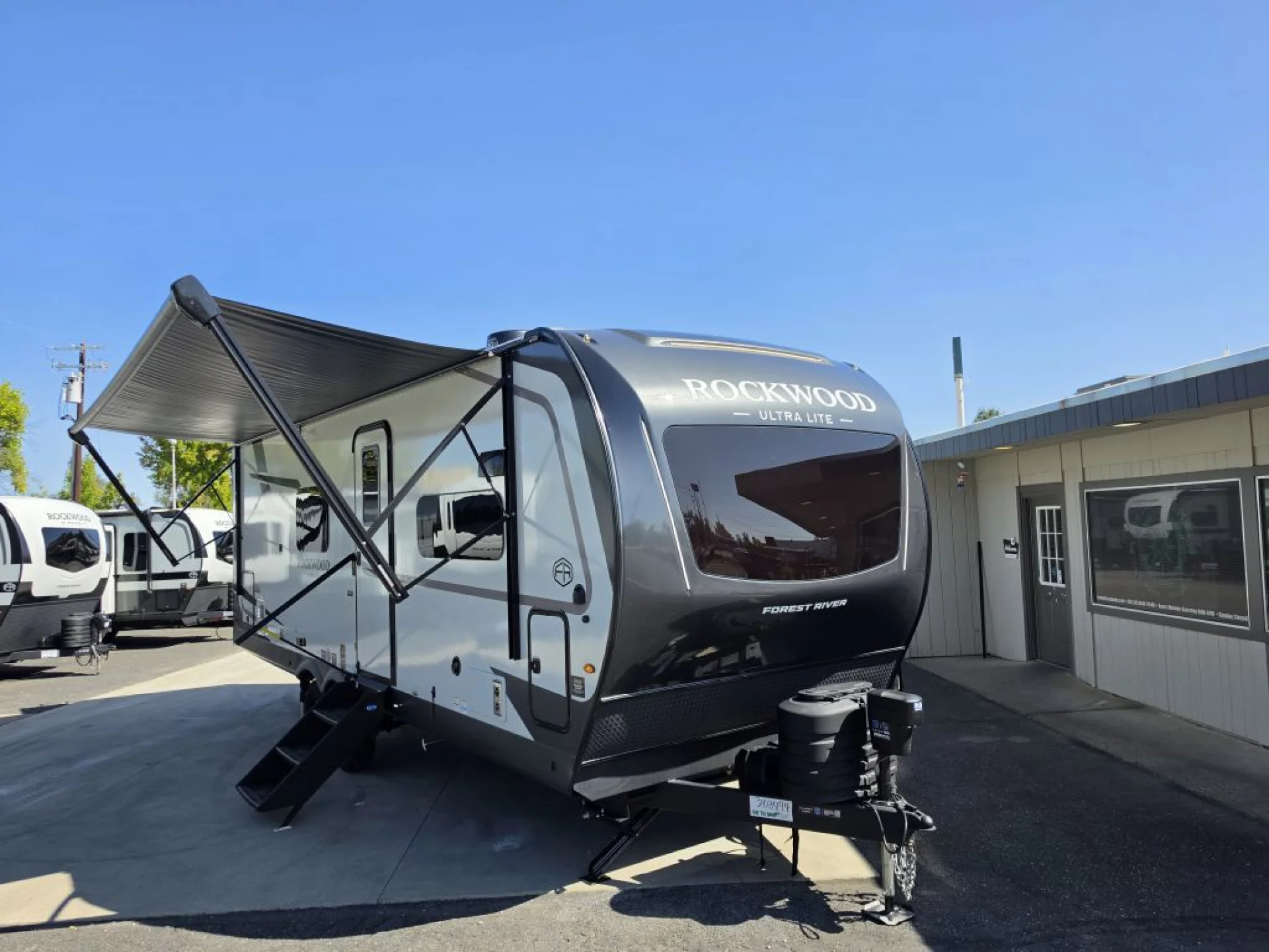 2027 FOREST RIVER ROCKWOOD ULTRA LITE 2623MBR - Image 3