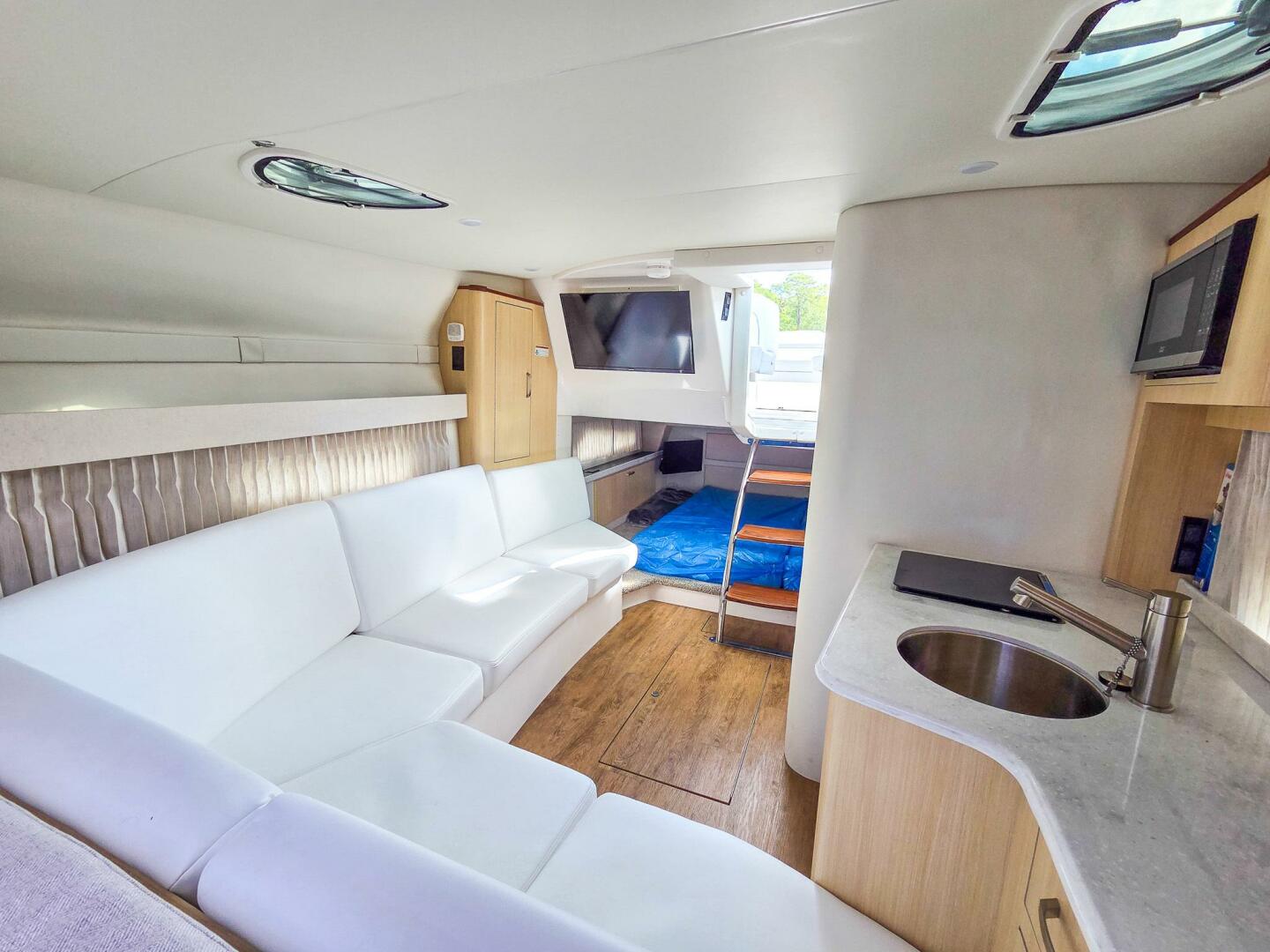 2026 Regal 33 XO Base - Image 30