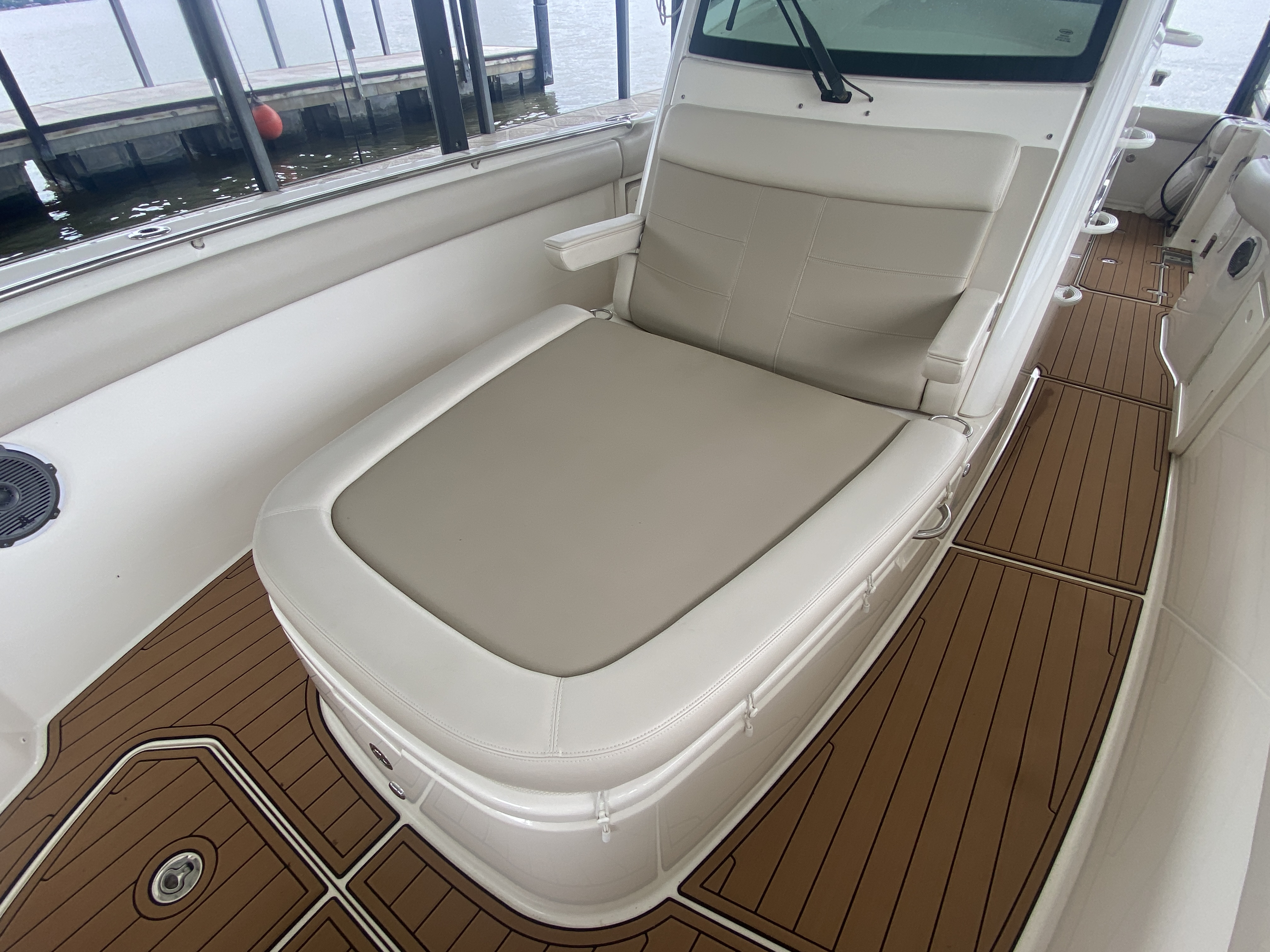 2016 Boston Whaler 330 Outrage - Image 27