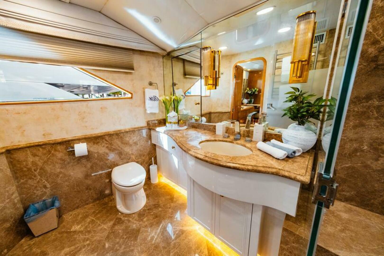 1995 Hatteras Flybridge Motor Yacht - Image 20