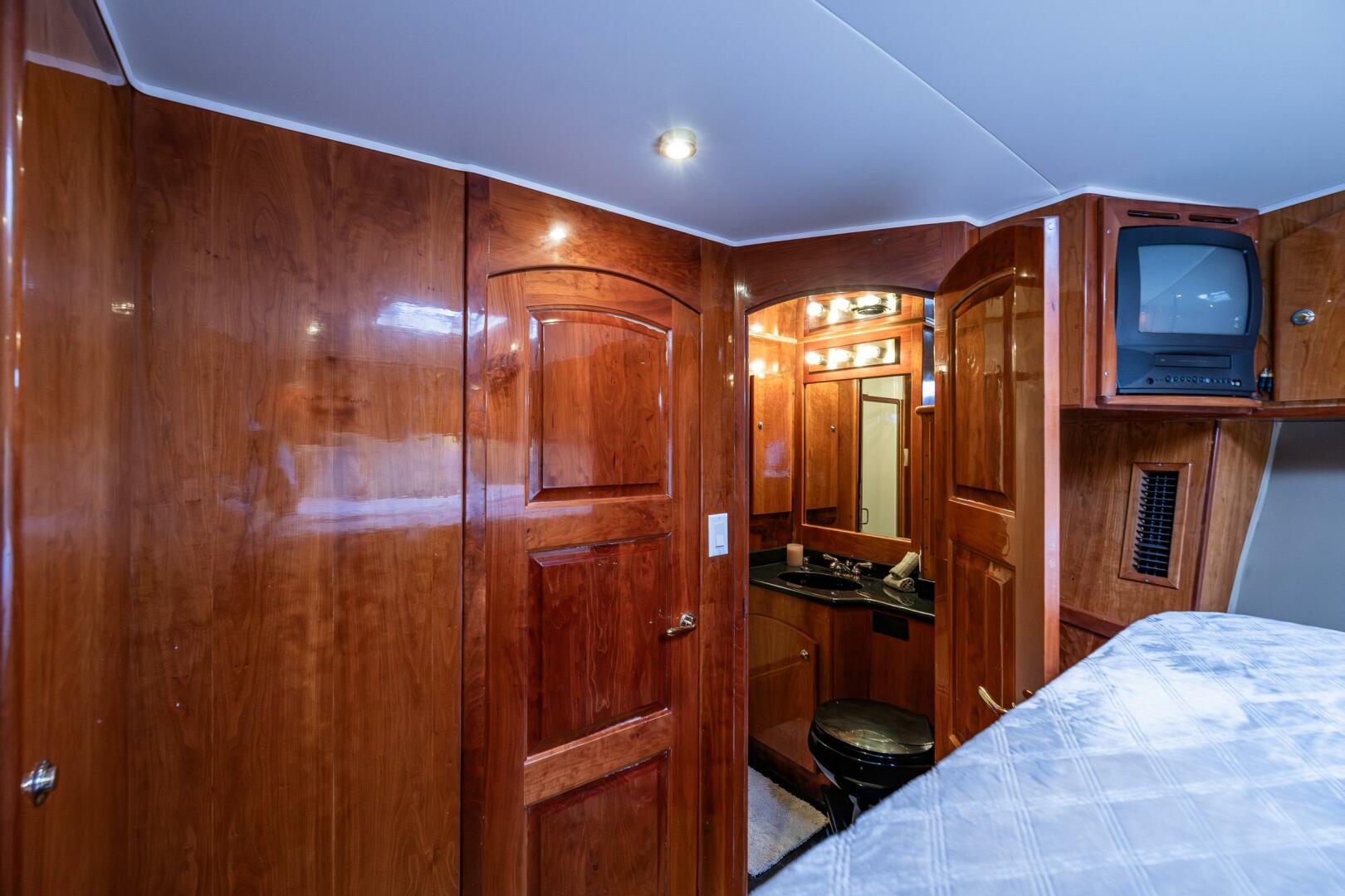 2001 Navigator 61 Pilothouse - Image 27