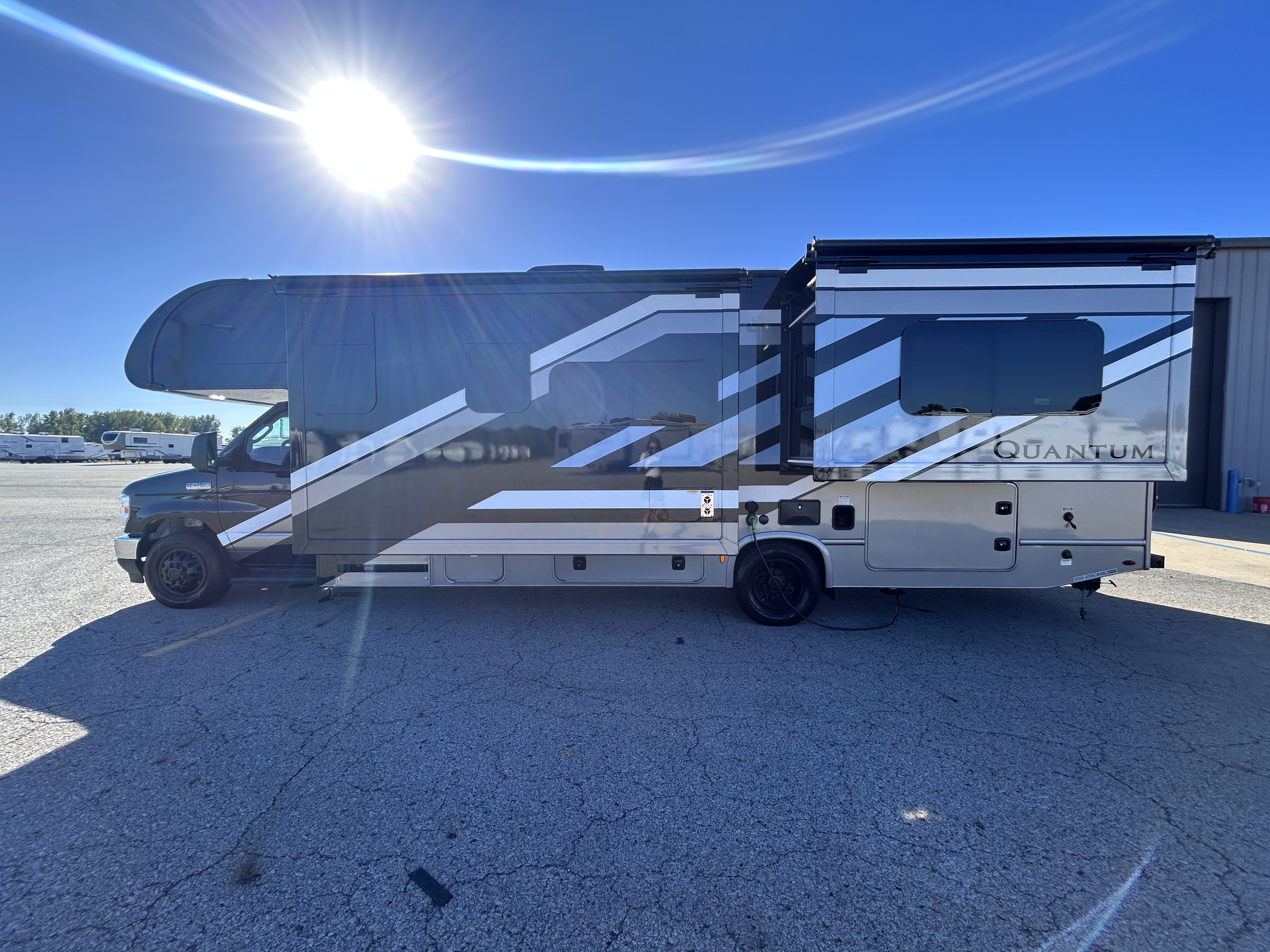 2027 Thor Motor Coach QUANTUM KW29 - Image 5