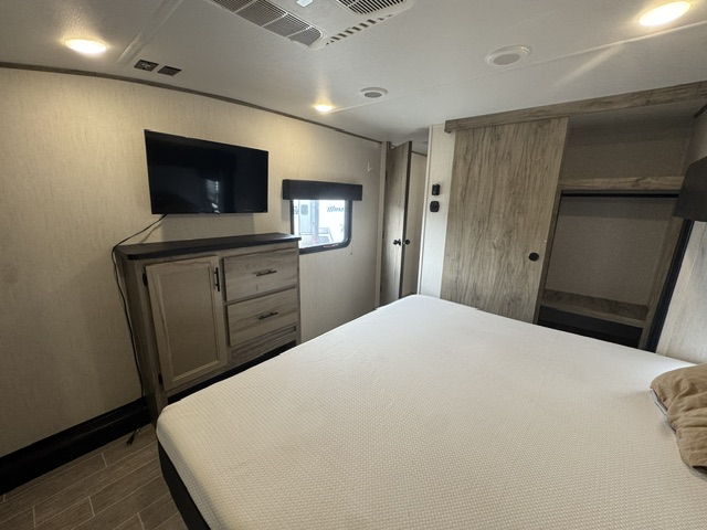 2022 Forest River Cherokee Arctic Wolf 3880 SUITE - Image 40