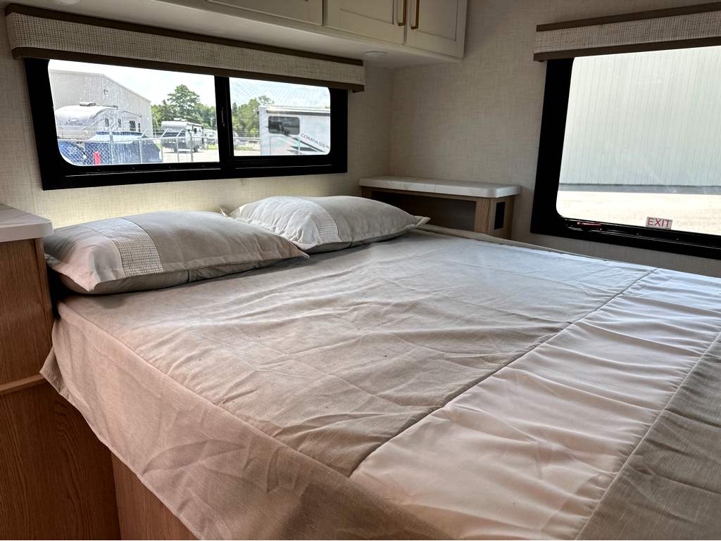 2027 THOR MOTOR COACH MAGNITUDE GA31 - Image 16