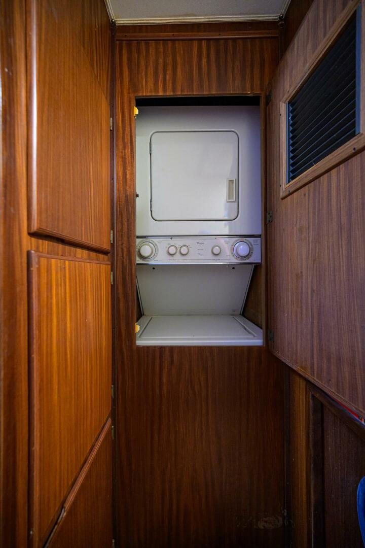 2003 Jupiter 31 Cuddy - Image 119