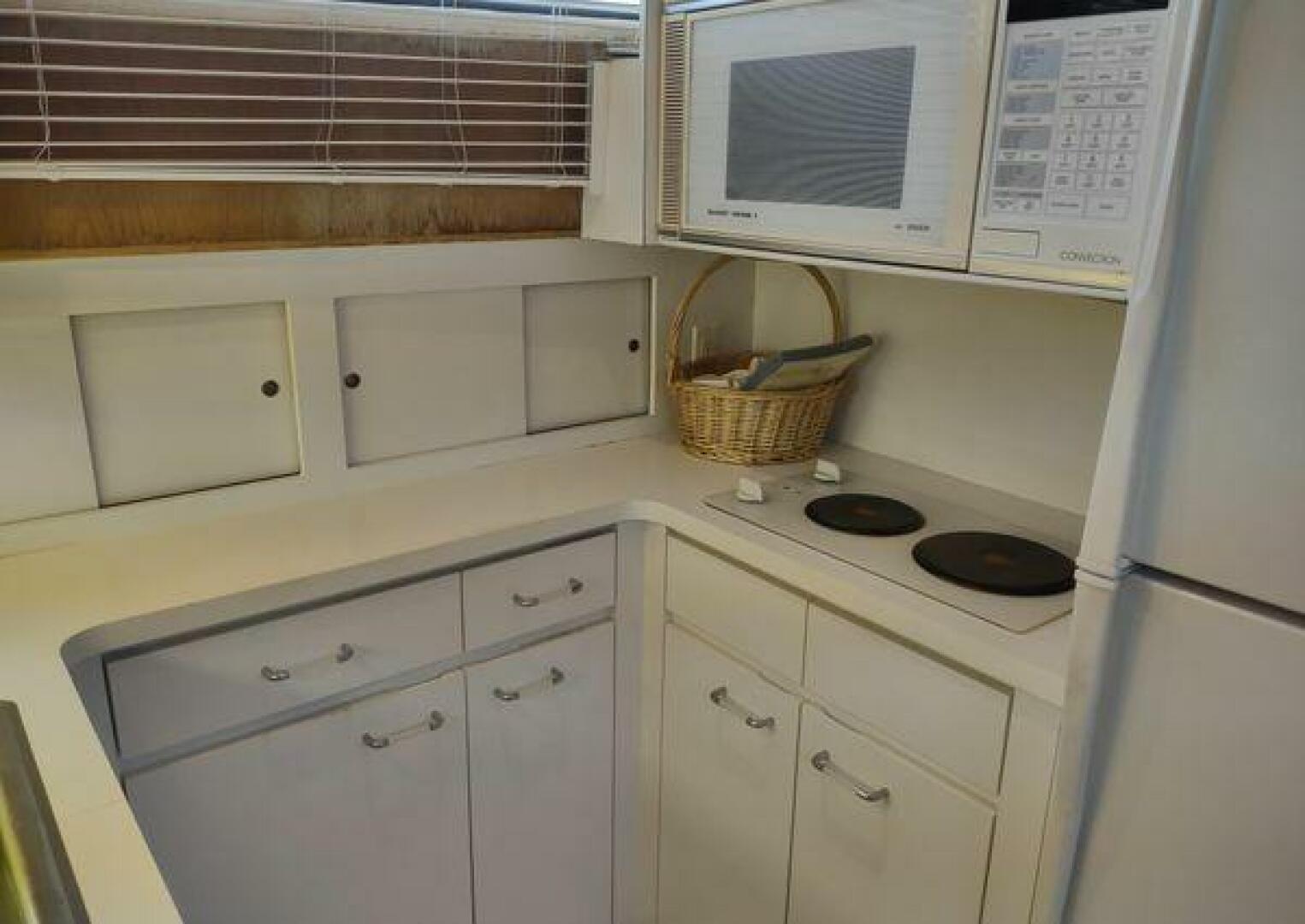 1996 Hatteras 50' Sport Deck - Image 45