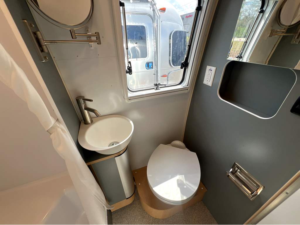 2026 AIRSTREAM WORLD TRAVELERUSA 22RB - Image 12