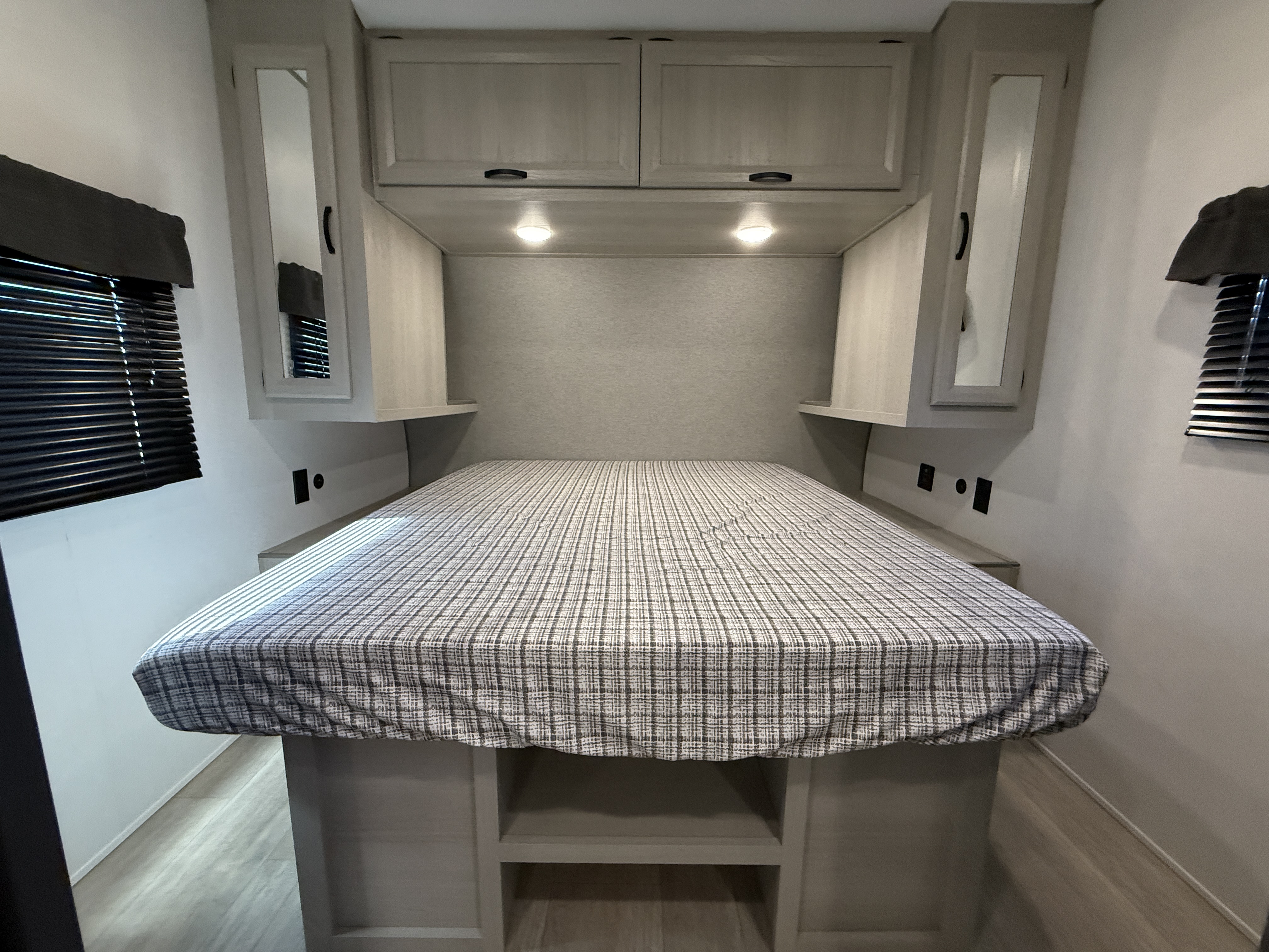 2027 Coachmen Catalina Legacy Edition 323BHDSCK - Image 25