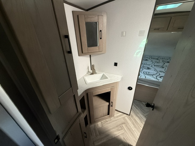 2021 Cruiser RV Shadow Cruiser Ultra-Lite SC327BHS - Image 16