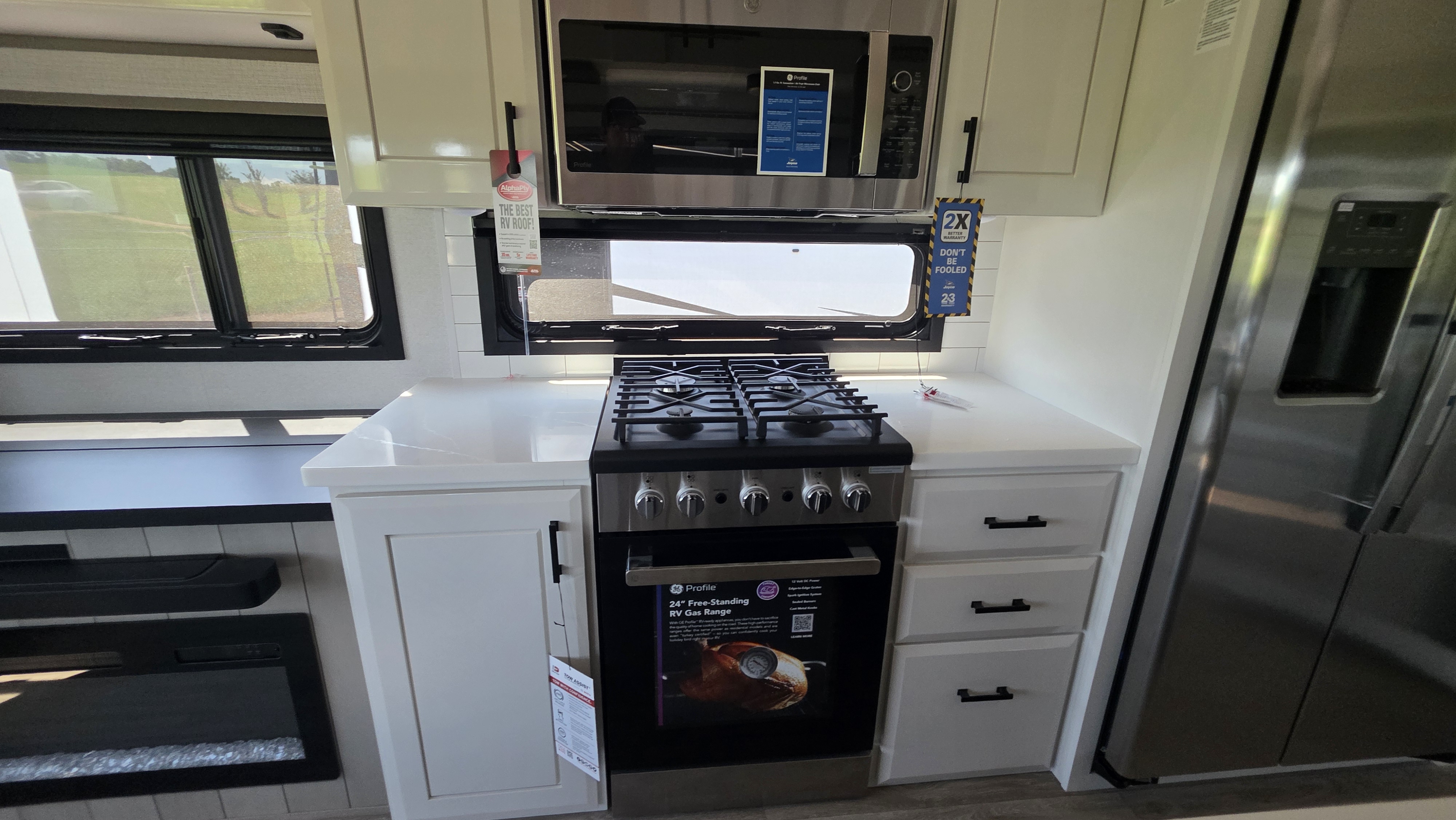 2027 JAYCO PINNACLE 32RLTS - Image 10