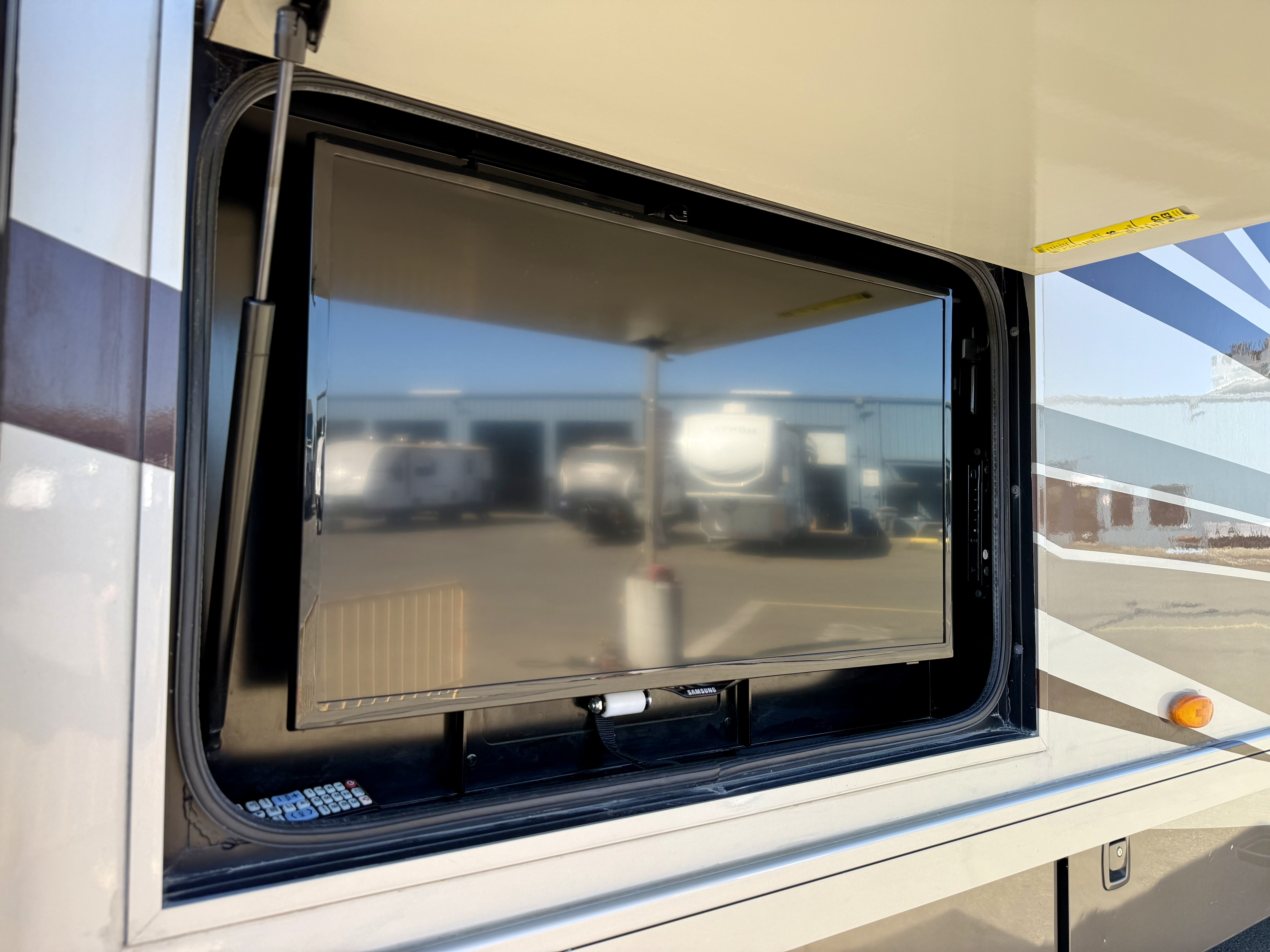 2015 Winnebago Adventurer 38Q - Image 6