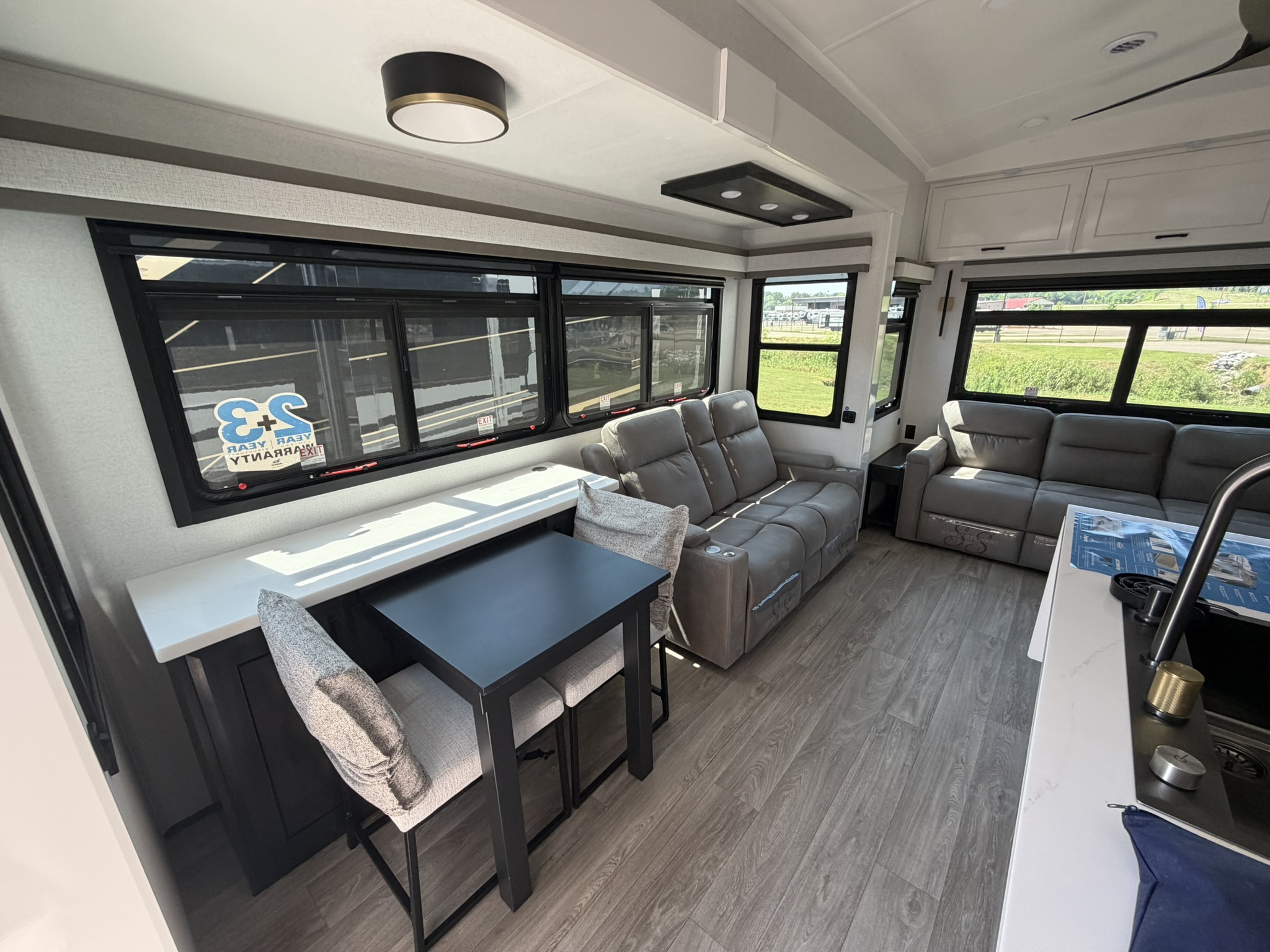 2027 JAYCO PINNACLE 32RLTS - Image 23