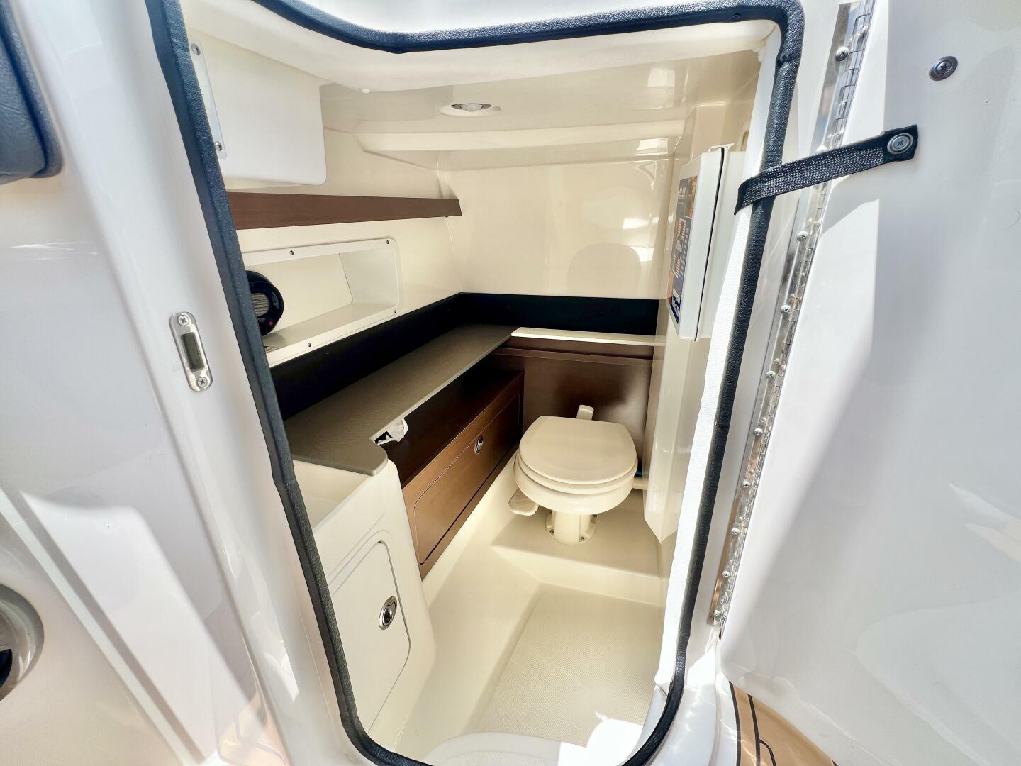2019 Sea Ray SDX 290 OB - Image 15