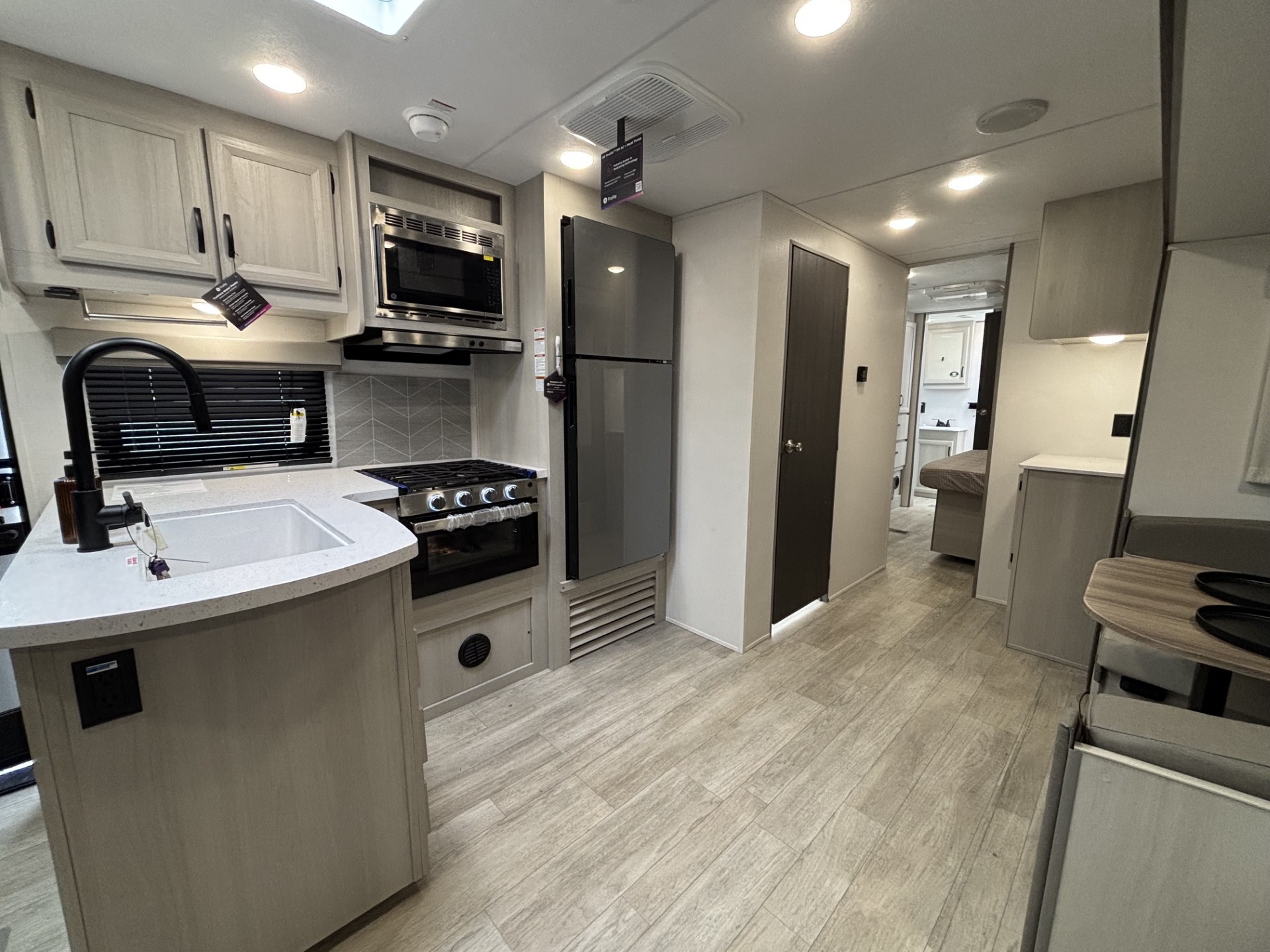 2027 Coachmen Catalina Legacy Edition 333DBDSCK - Image 12