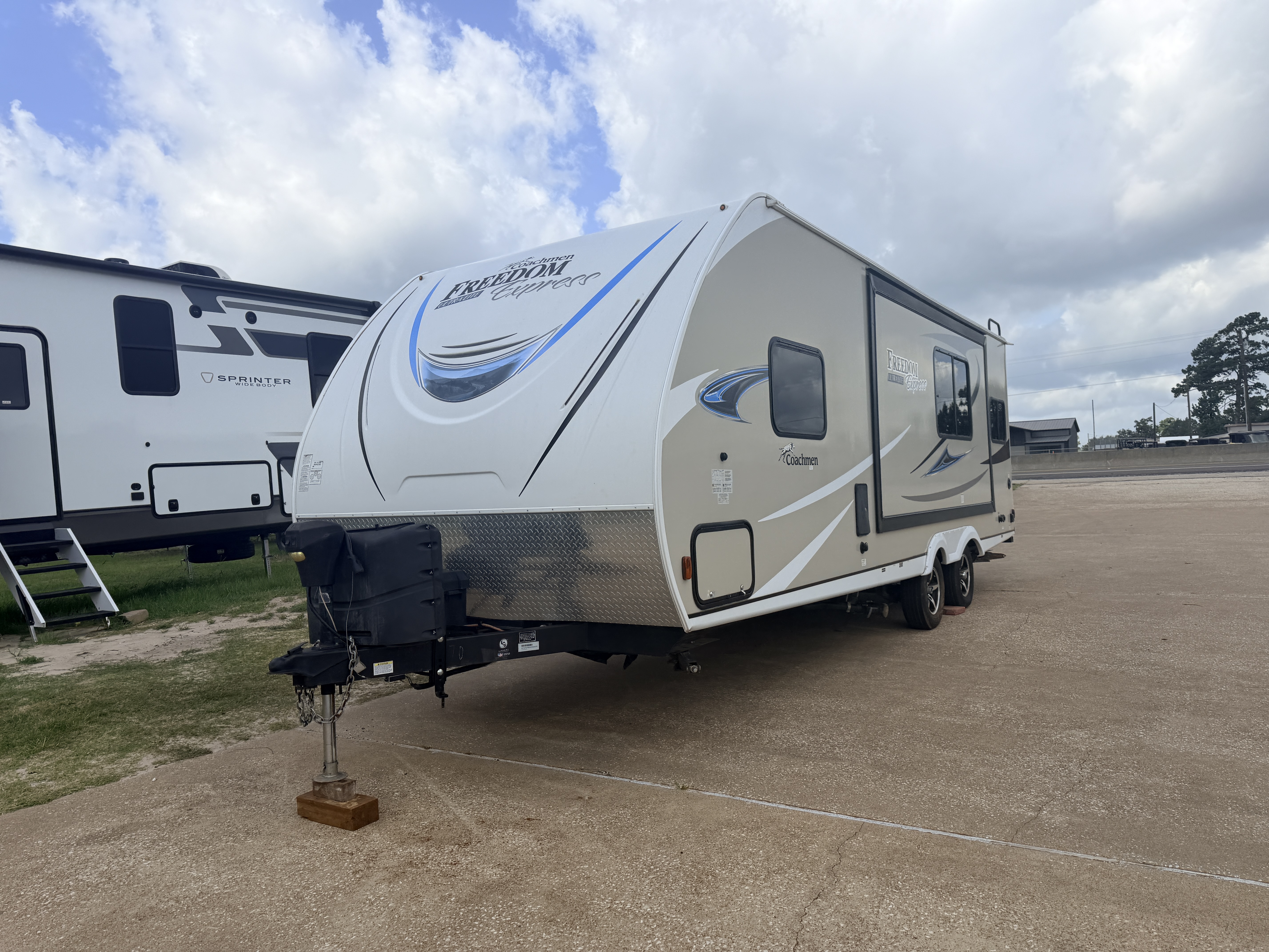 2019 Coachmen Freedom Express Ultra Lite 246RKS - Image 3