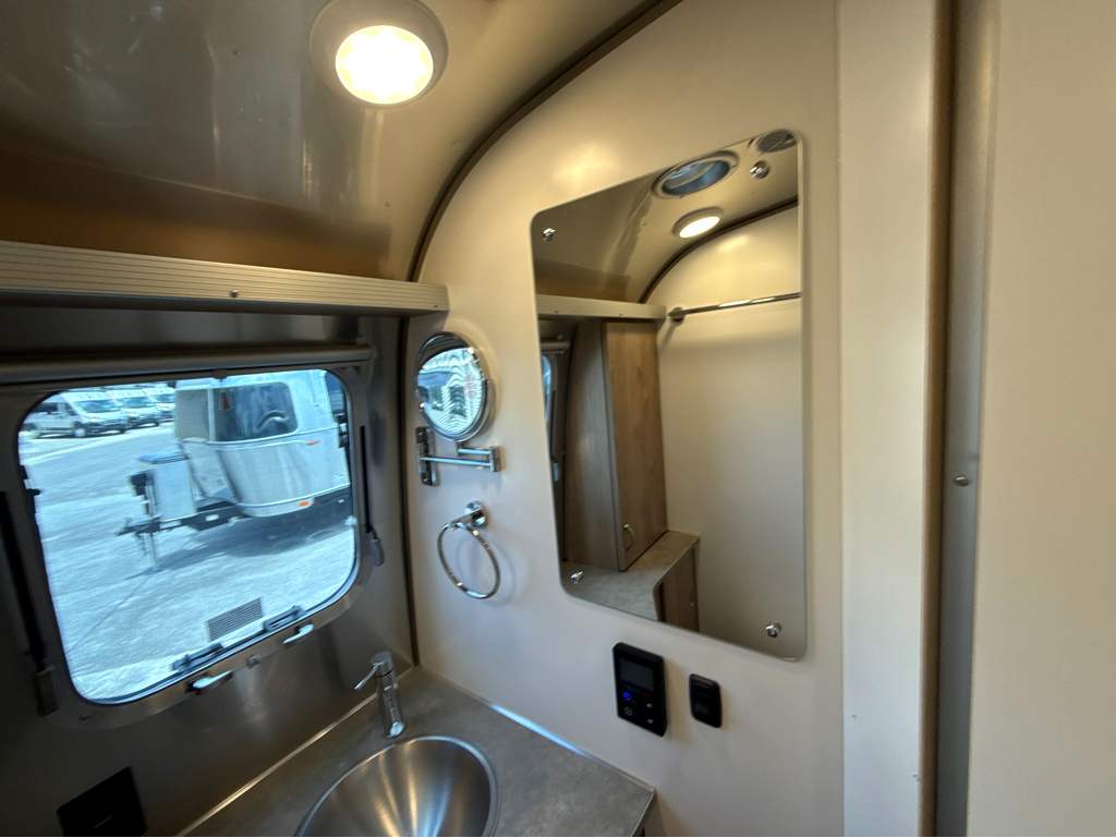 2027 AIRSTREAM FLYING CLOUD 25FBT - Image 33