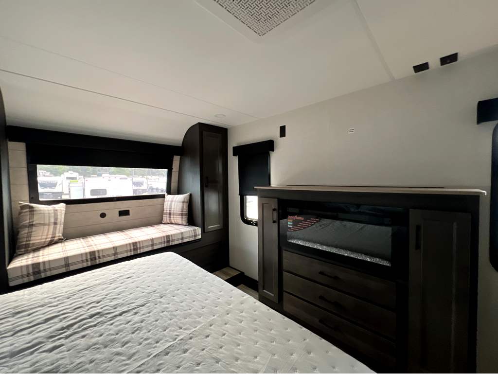 2027 VENTURE RV SPORTTREK 363VFR - Image 24