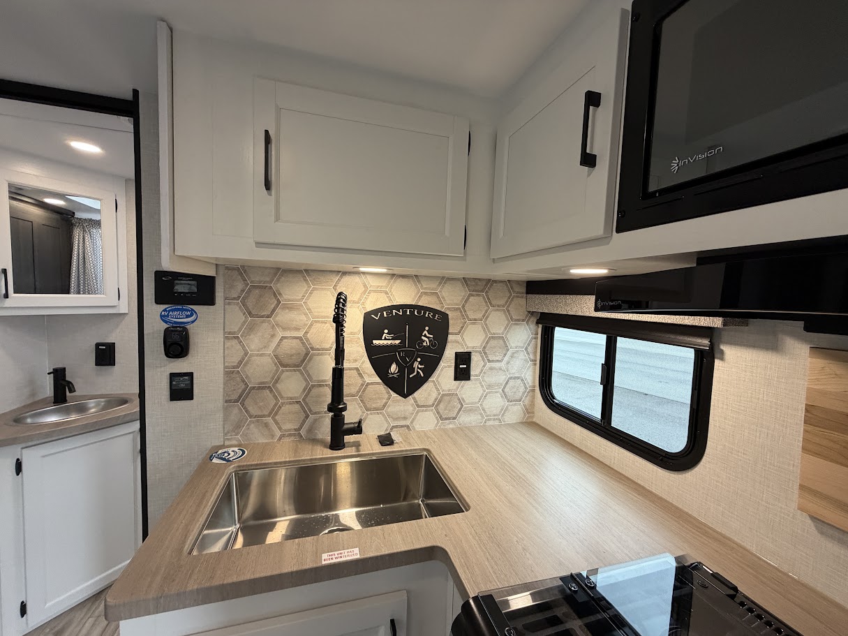 2026 VENTURE RV SPORTTREK STINGER 232VRL - Image 21