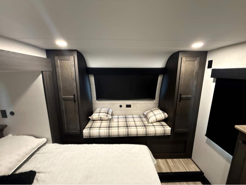2027 VENTURE RV SPORTTREK 354VBH - Image 32