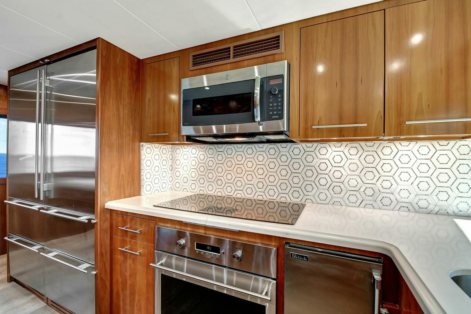 2005 Hatteras - Image 14