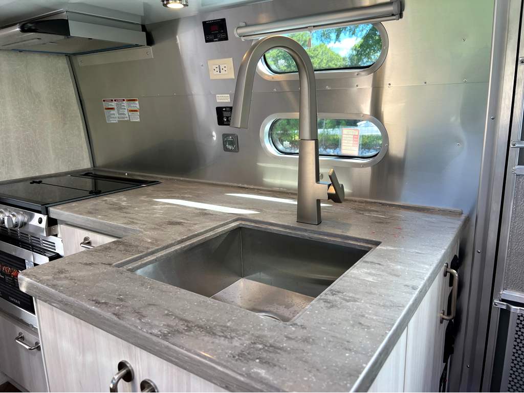 2027 AIRSTREAM INTERNATIONAL 27FBQ - Image 11