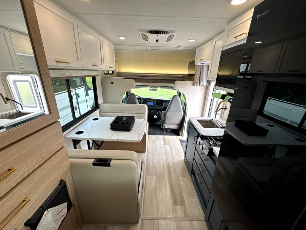 2027 THOR MOTOR COACH MAGNITUDE GA21 - Image 13