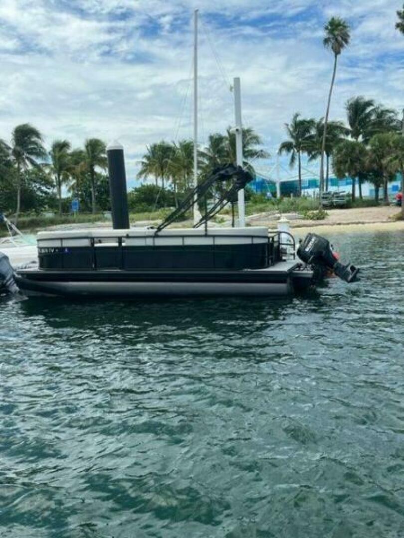 2024 Vision WX Tritoon - Image 25