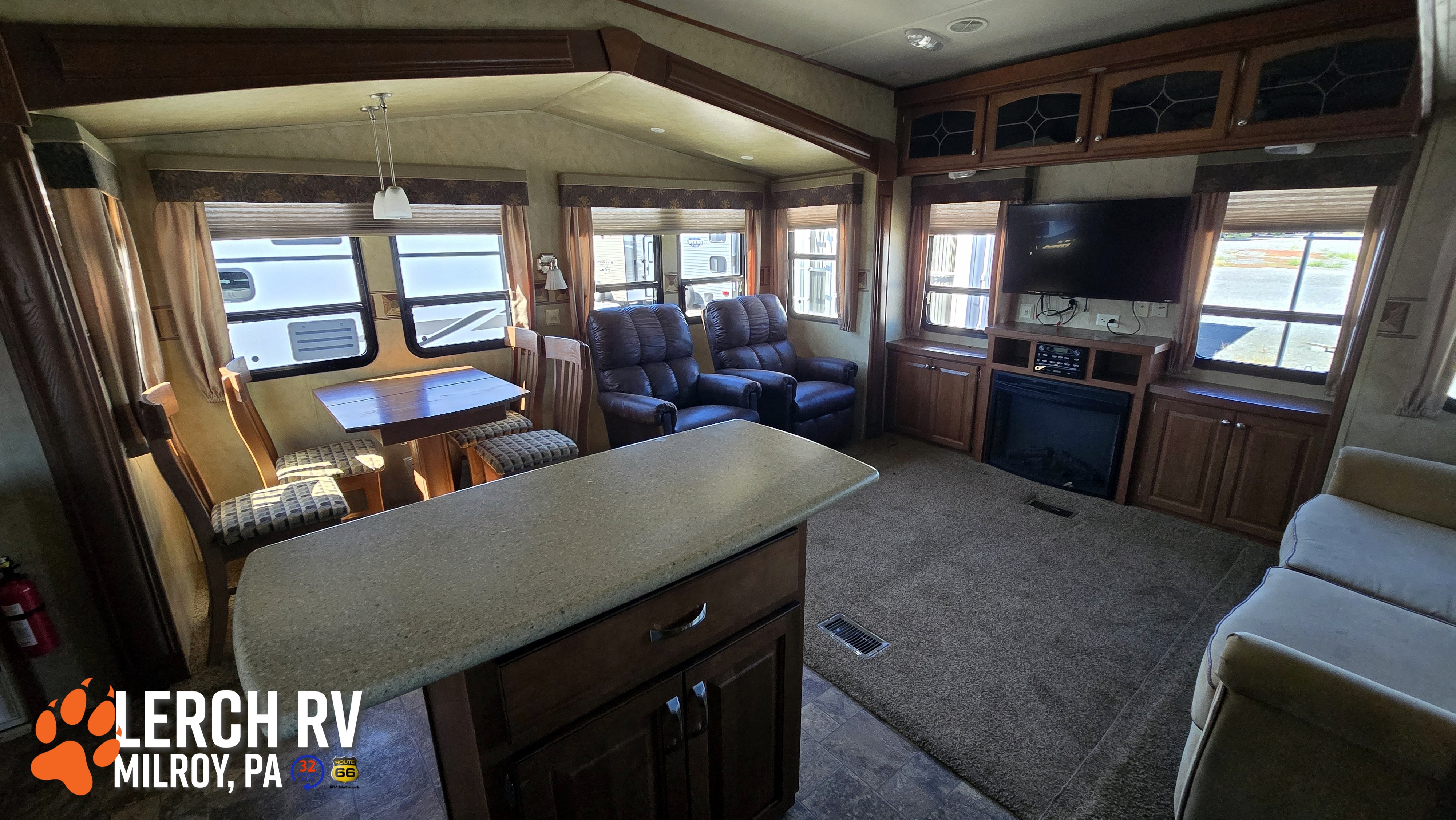 2013 FOREST RIVER CEDAR CREEK SILVERBACK 29RE - Image 14